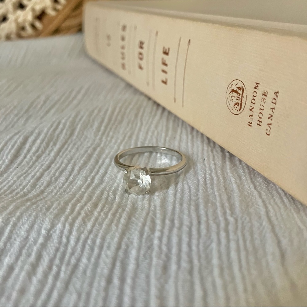 UNCAS Silver Solitaire Engagement Ring Simple Minimal Elegant Classic Clear Jewe